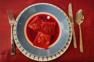 Weihnachtliche Rote Bete Suppe mit Steinpilz-Ravioli