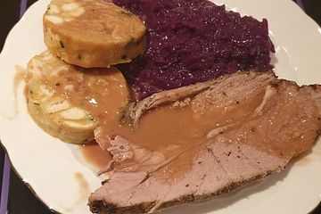 Niedrigtemperatur-Wildschweinkeule mit kräftiger Soße