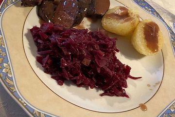Rehrücken mit Rotweinsauce, Apfel-Rotkohl und Kartoffelklößen