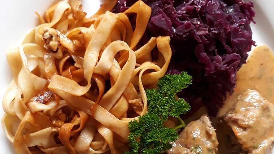 Rehrücken mit Rotweinsauce, Apfel-Rotkohl und Kartoffelklößen von ...