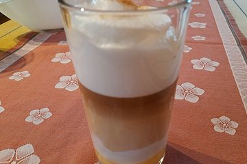 Espresso-Milchcafe mit Eierlikör