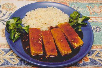 Geschmorter Tofu asiatisch, in süß-scharfer Sojasauce