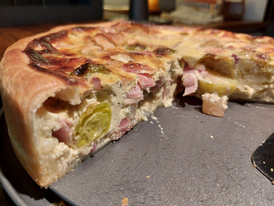 Schnelle Blätterteig-Quiche mit Rosenkohl und vielen anderen Leckereien ...