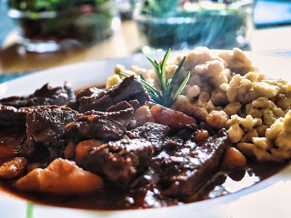 Hirschgulasch mit Schwarzer Johannisbeer-Soße von Bergdrache| Chefkoch