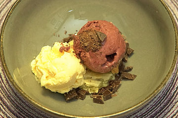 Rote Bete-Eis mit weißem Schokoladeneis und Rosmarin-Speckwaffel