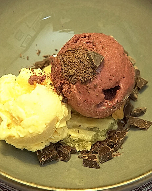 Rote Bete-Eis mit weißem Schokoladeneis und Rosmarin-Speckwaffel