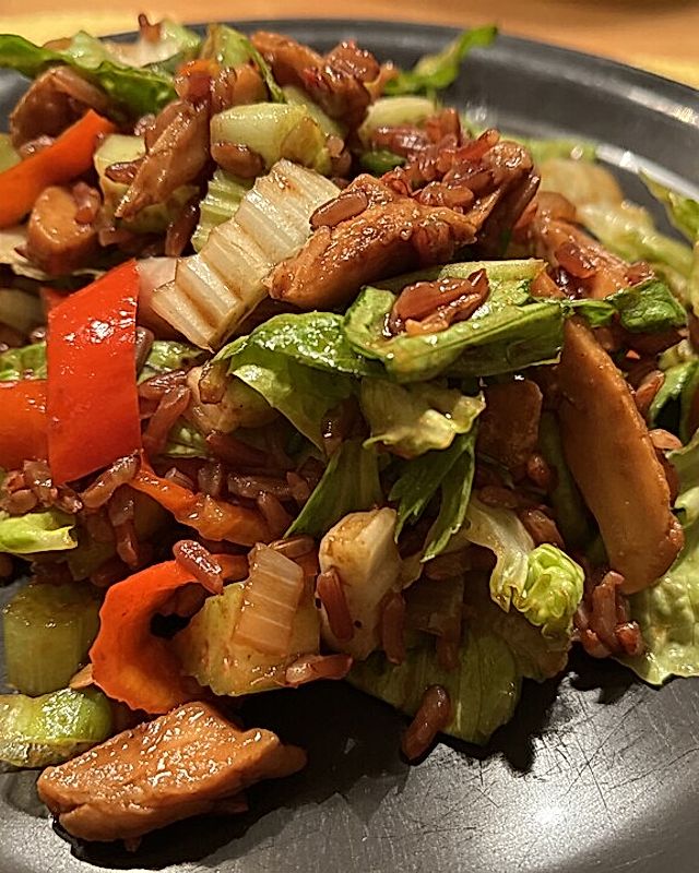 Veganer Reis-Hühnchen-Salat asiatische Art