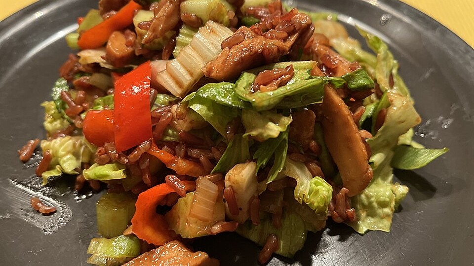 Veganer Reis-Hühnchen-Salat asiatische Art-image