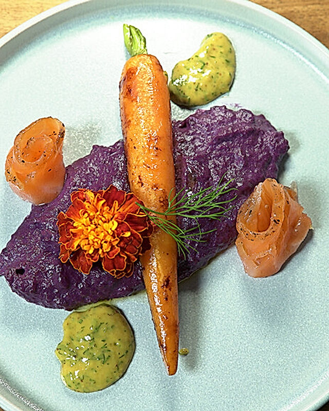 Gebeizter Wildlachs auf einem violetten Püree mit glasierter Karotte und Honig-Senf-Dill-Soße
