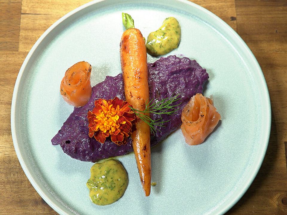 Gebeizter Wildlachs auf einem violetten Püree mit glasierter Karotte ...