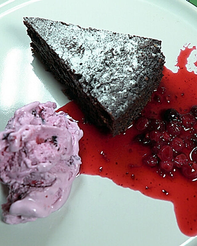 Torta caprese - Schokoladentorte auf Art von Capri und Rote-Grütze-Eis