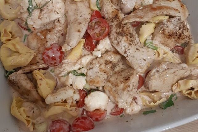 Tomaten-Mozzarella-Hähnchen-Tortellini Auflauf von melanie-biedermann ...