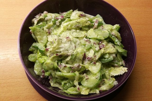 Gurkensalat mit Paprika und Sauerrahm-Dressing von Hemmelighet167| Chefkoch