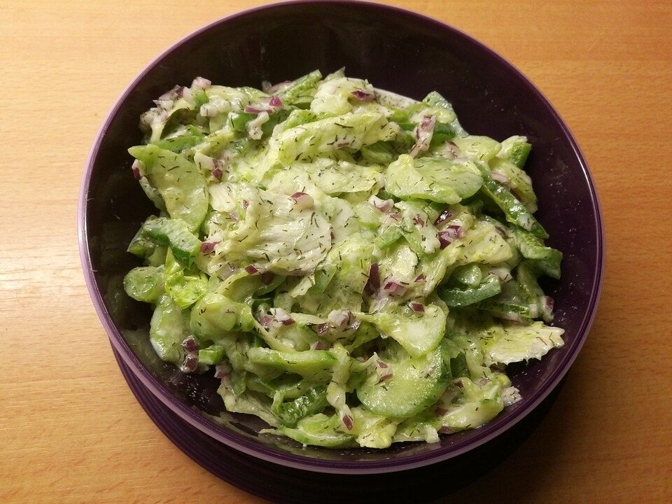 Gurkensalat mit Paprika und Sauerrahm-Dressing von Hemmelighet167| Chefkoch