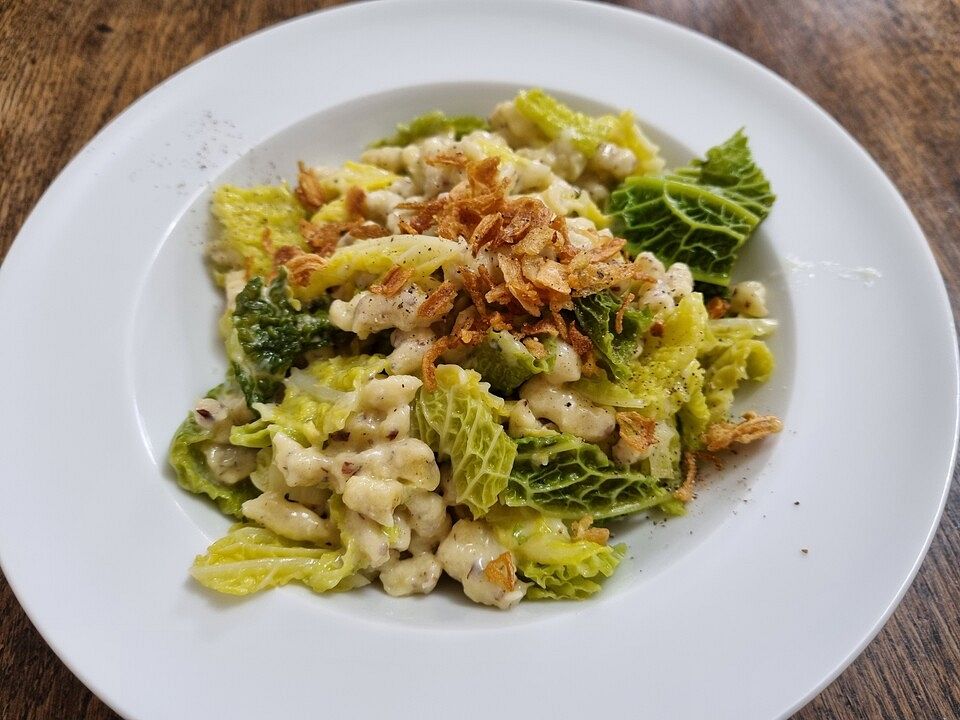 Haselnuss-Käsespätzle mit Wirsing von sokrue| Chefkoch