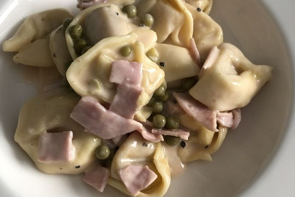 Tortellini in Schinken - Sahnesauce mit Erbsen