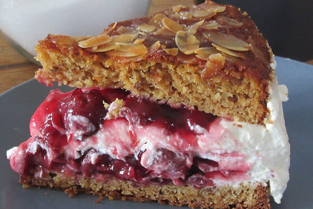 Kirschtorte mit Sahne-Schmand-Füllung von Barbabietola| Chefkoch