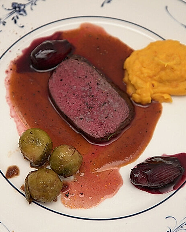 Rosa Hirsch und Rotweinschalotte kuscheln mit Kartoffel-Kürbis-Püree und Rosenkohl