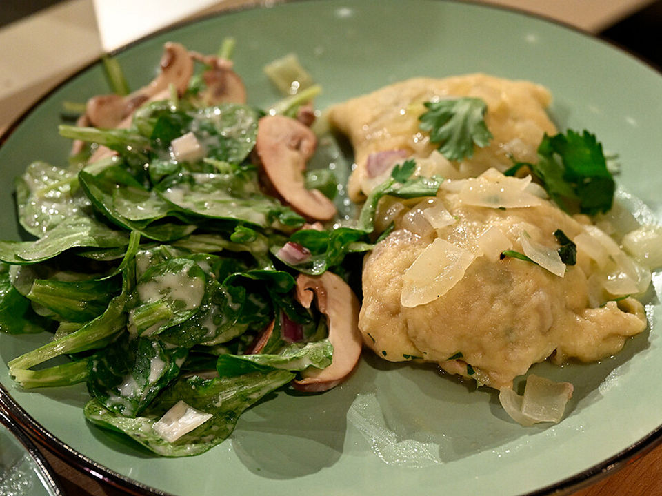 Maultaschen mit Hackfleischfüllung, Zwiebelschmelze und Champignon ...
