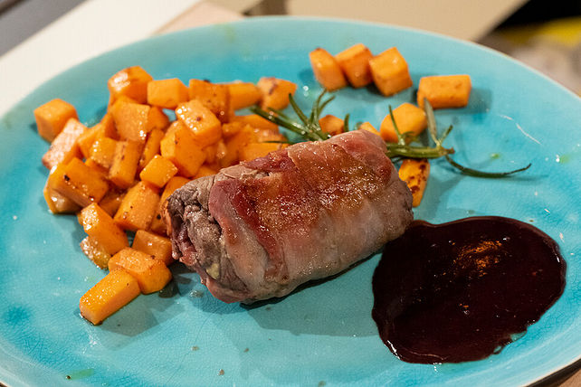 Roulade vom Rinderfilet mit Rotweinsauce und Süßkartoffelwürfeln von ...