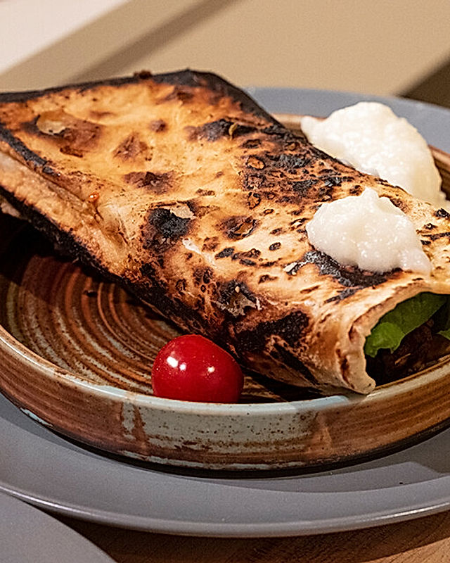 Shawarma: Selbstgebackenes Fladenbrot mit Rumpsteakstreifen, Hummus und Toum