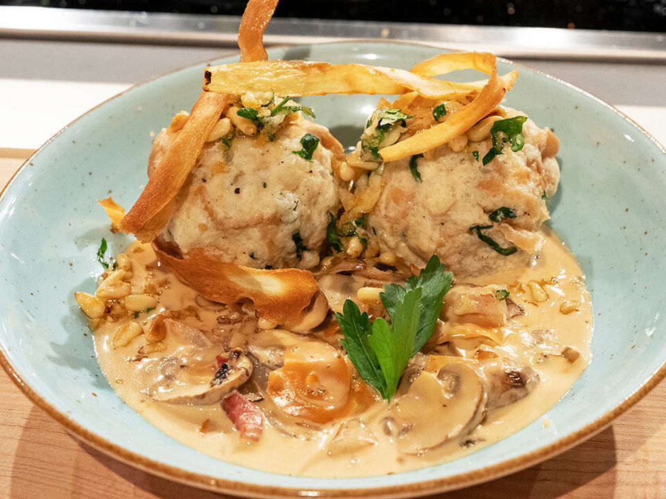 Weckknödel mit Bergkäsefüllung, Pilzrahm und Pastinakenchips von ...