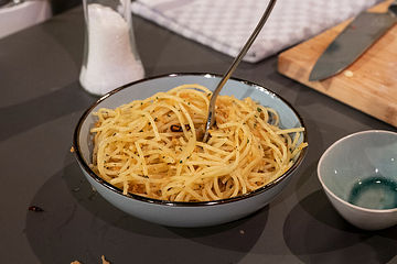 Spaghetti aglio, olio e peperoncino mit falschem Parmesan