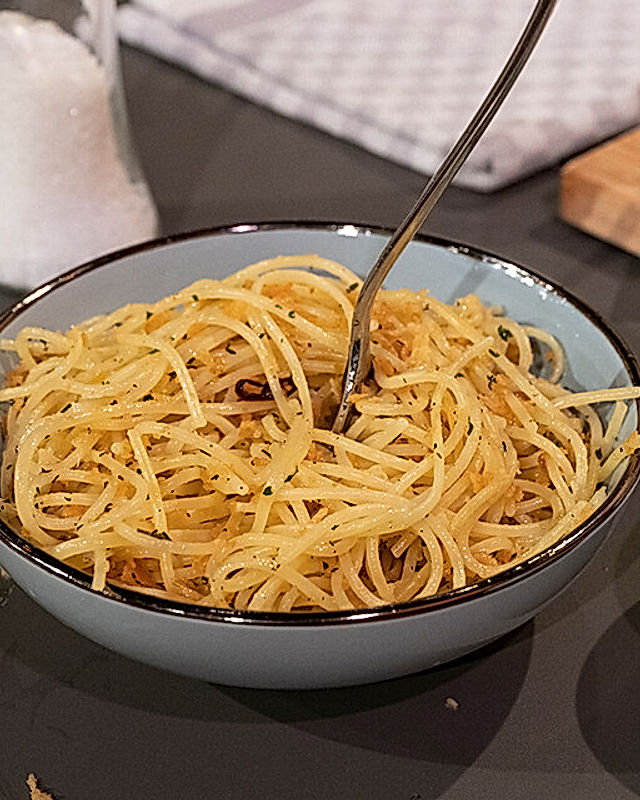Spaghetti aglio, olio e peperoncino mit falschem Parmesan