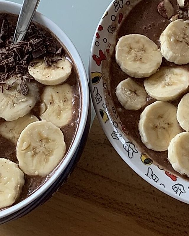 Schokoladige Frühstücks-Smoothie-Bowl mit Bananen