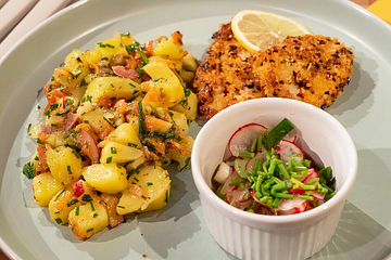 Hähnchen-Chili-Schnitzel mit lauwarmem buntem Kartoffelsalat und Radieschensalat