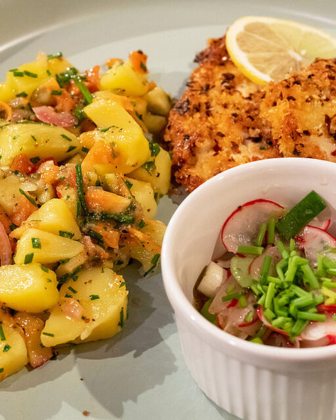 Hühnerfrikassee-Ragout aus Hühnchen, Spargel und Pilzen intelligence overview