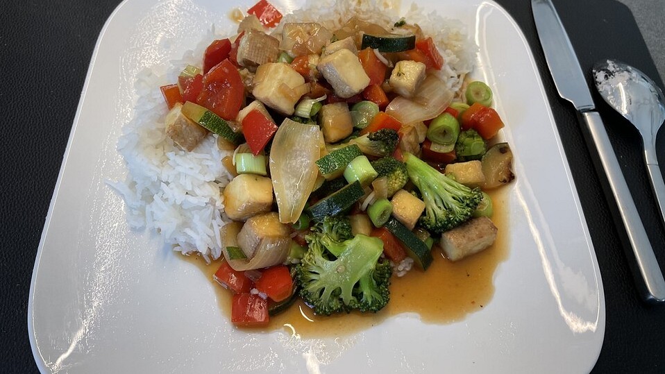 Veganes-Kanton-Gericht-mit-R-uchertofu