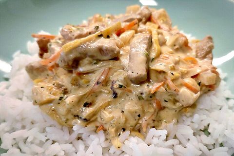 Schweinegeschnetzeltes mit Gemüsestreifen in Apfel-Ingwer-Sauce