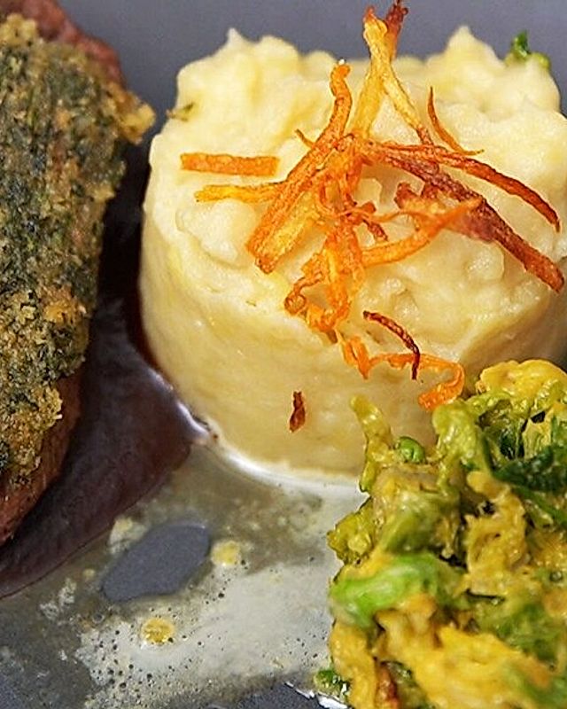 Lammrücken unter einer Kräuterkruste mit Kartoffel-Petersilienwurzel-Stampf und Wintergemüse