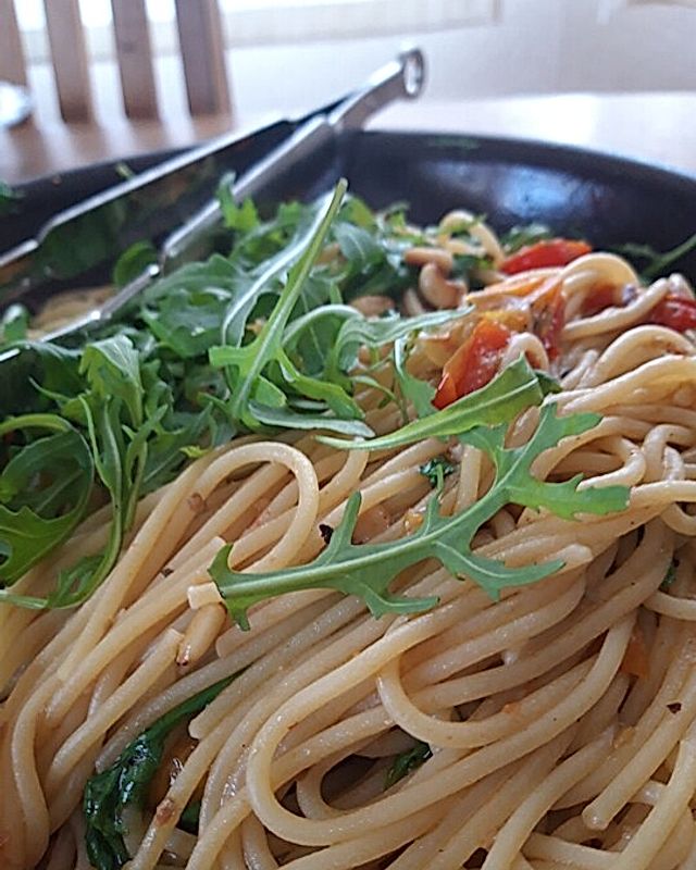 Spaghetti mit Tomaten und Rucola