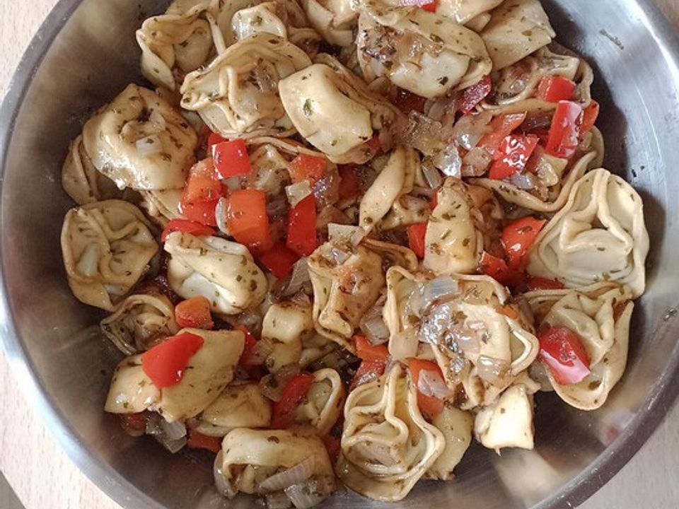 Tortellinisalat mit gebratenen Zwiebeln von Deathgasm| Chefkoch