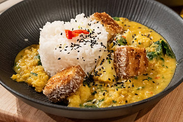 Linsen-Blumenkohl-Kokos-Curry mit Räuchertofu und Reis