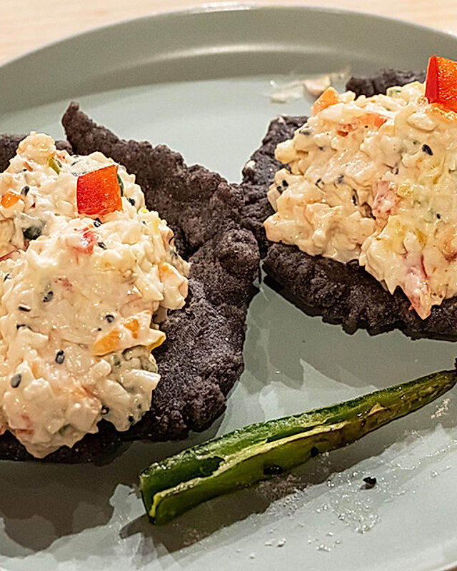 "Tampico"-Salat mit Surimi, Frischkäse und Chili auf knusprigen blauen Mais-Schiffchen