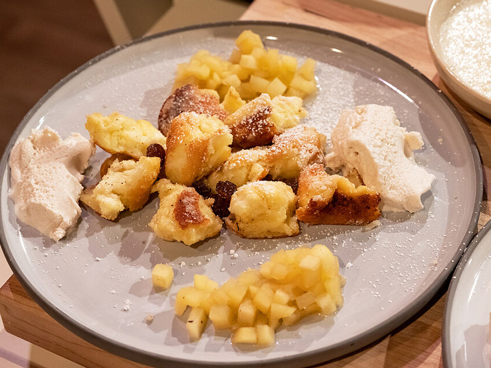 Kaiserschmarrn mit Apfelkompott, Vanillesauce und Zimteis von ...