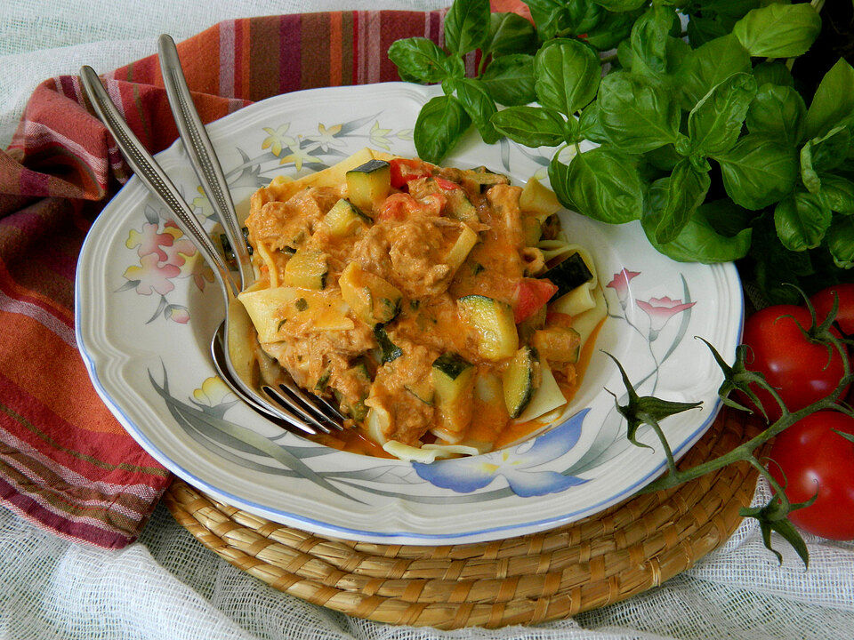 Bandnudeln mit Thunfisch und Zucchini in Frischkäse-Sauce von ...