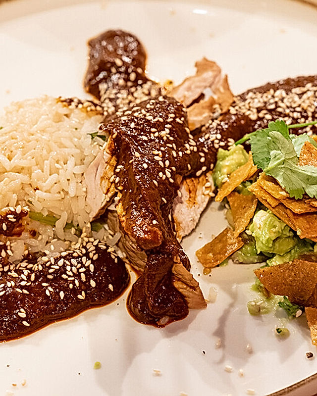 Salsa Negra mit Pute, Reis und Salat "Acapulco mi amor"