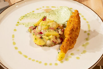 Hähnchenschnitzel aus der Oberkeule mit lauwarmem Kartoffelsalat und Estragon-Mayonnaise