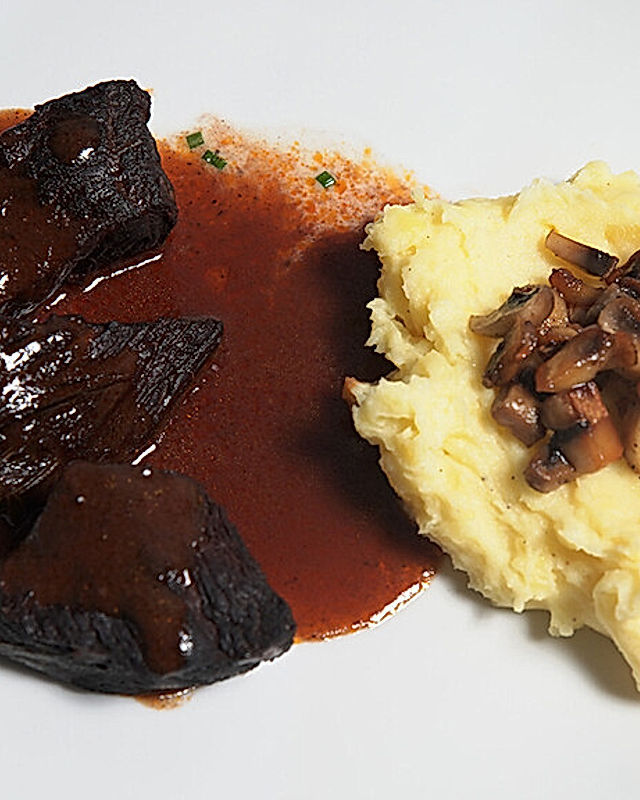Heiße Liebe - Tafelspitz im Rotweinglück an Kartoffelstampf  und Gurkensalat