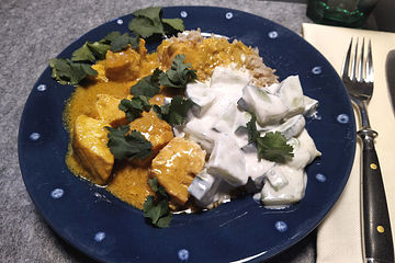 Curry vom Lachs auf Reis mit Gurkensalat