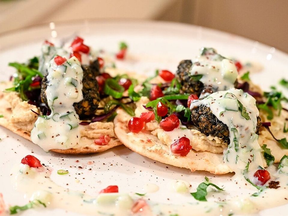 Orientalische Linsentaler auf Hummus mit Minz-Joghurt und ...