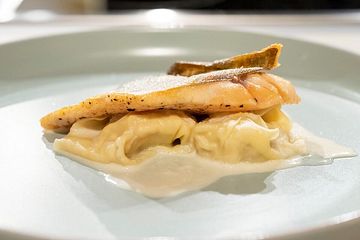 Sauerkraut-Ricotta-Tortelloni mit Saiblingsfilet und Beurre blanc