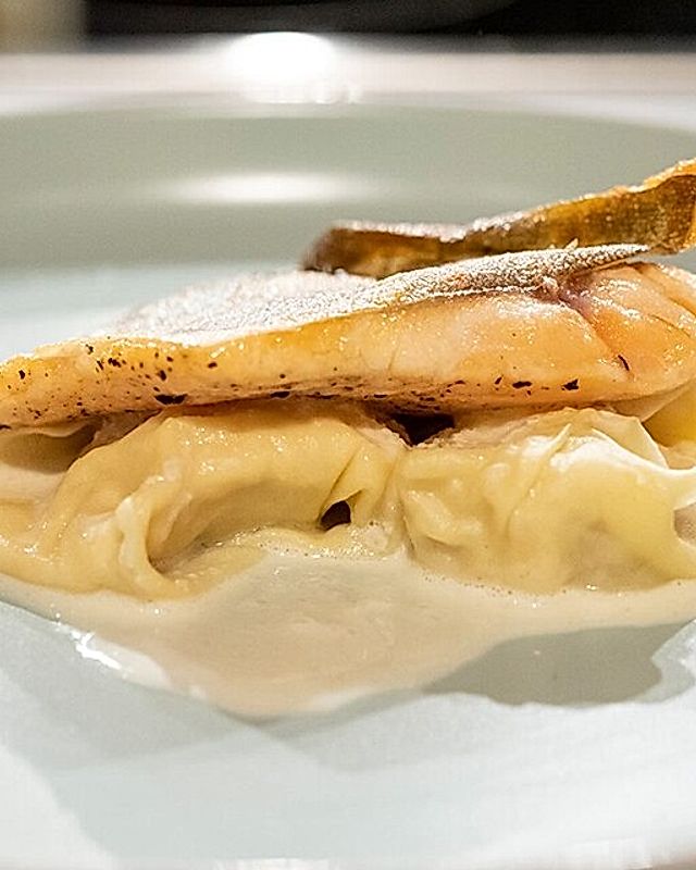 Sauerkraut-Ricotta-Tortelloni mit Saiblingsfilet und Beurre blanc