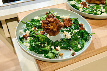 Champignons im Knusperbett auf warmem Spinatsalat mit Schafskäse