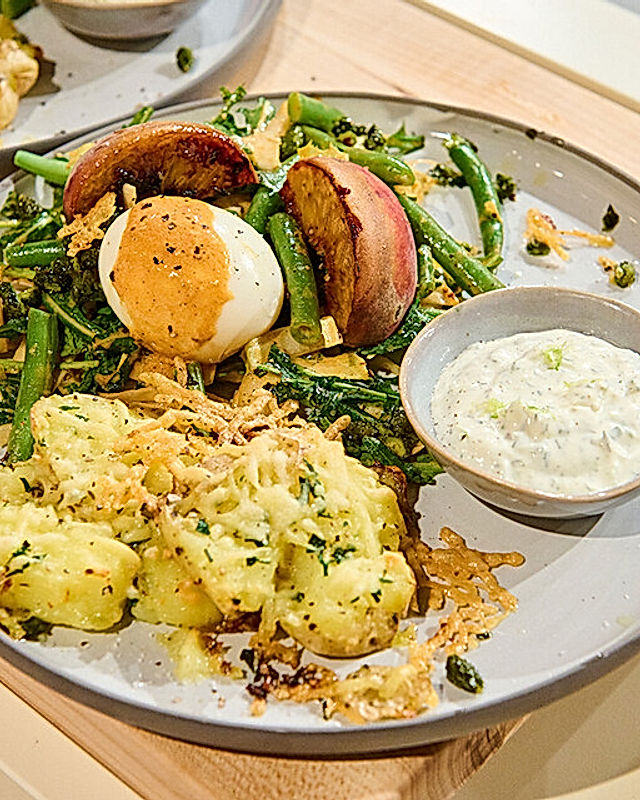 Rucola-Chicorée-Salat mit Smashed Potatoes und Limetten-Ranch-Dip