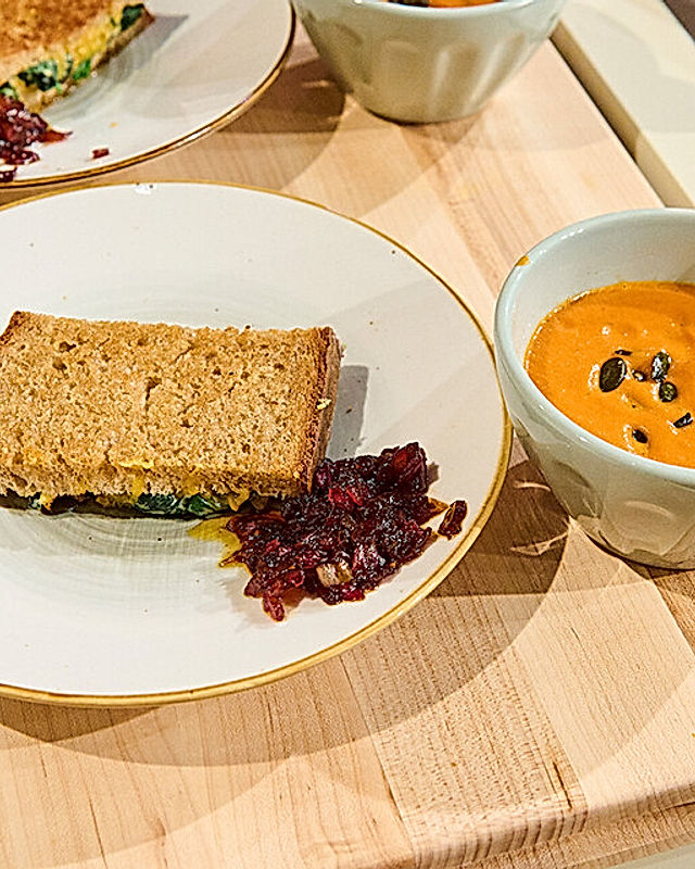 Der perfekte Lunch: Tomatencremesuppe und Käse-Sandwiches mit Babyspinat und karamellisierten Zwiebeln